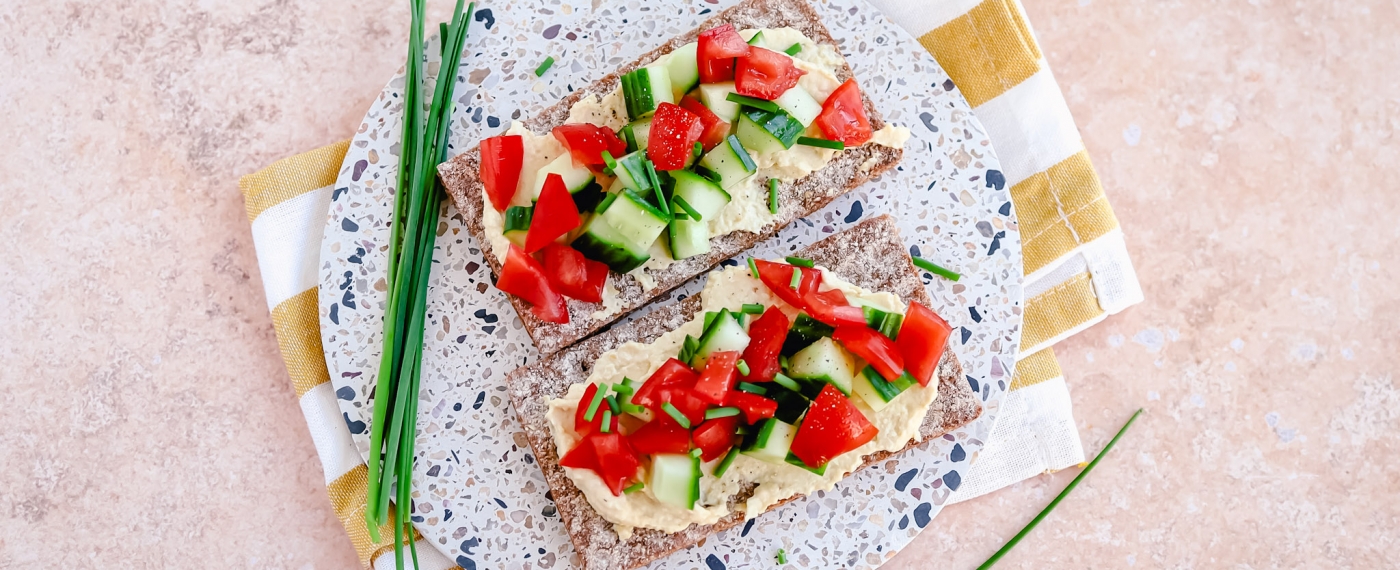 Crackers met hummus, tomaat & komkommer